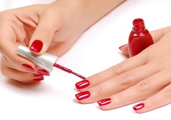 4 Tips Membersihkan Kuteks Gel Tanpa Merusak Kuku, Langsung dari Ahlinya!