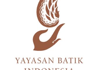 Yayasan Batik Indonesia Bagikan 210 Handphone ke Pengrajin Batik Kecil Agar Bisa Pasarkan Batiknya Melalui Online