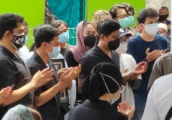 Air Mata Nino RAN Pecah saat Azankan Jenazah Ayah