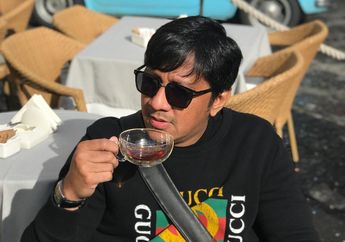 Derajatnya Terangkat Usai Sukses Jadi Artis Kondang hingga Sanggup Bangun Rumah Mewah Berplafon Emas, Pelawak Ini Ternyata Sempat Banting Tulang Sebagai Pegawai Bank Bergaji Rp 350 Ribu Sebulan