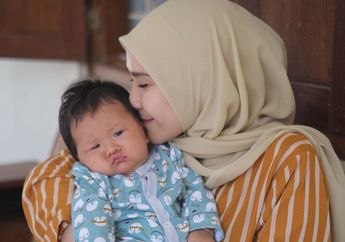 Zaskia Adya Mecca Pamer Foto Anak Bungsunya yang Mau Salat Jumat, Sukses Bikin Netizen Gemas: Ya Ampun Buntelan Apa Ini, Lucu Banget!