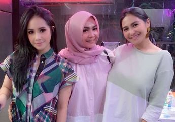Pamer Foto Lawasnya Bersama Rieta Amilia, Caca Tengker Tuliskan Ucapan Ulang Tahun untuk Sang Ibu, Netizen Justru Salah Fokus: Mirip Banget sama Ansara...