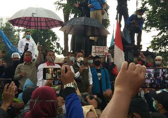 Temui Demonstran di Gedung Sate saat Hujan Turun hingga Setujui Kirim Surat ke Presiden Jokowi, Ridwan Kamil Banjir Pujian dari Warganet: Padahal Hanya Perlu Seperti Ini yang Diinginkan Pendemo!