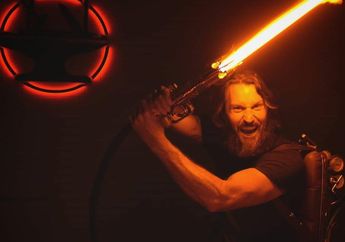 Keren! Pengrajin Senjata Ini Berhasil Ciptakan Pedang Lightsaber Star Wars yang Beneran Bisa Dipakai Buat Potong Logam!
