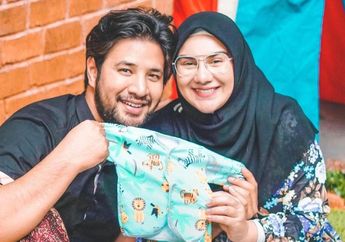 Belum Genap Satu Bulan, Bayi Irish Bella dan Ammar Zoni Sudah Didandani bak Tarzan Cilik 'Dililit Ular', Netizen Mutlak Beri Julukan Bayi Terganteng : Serem Banget, Untung Dedeknya Ganteng!