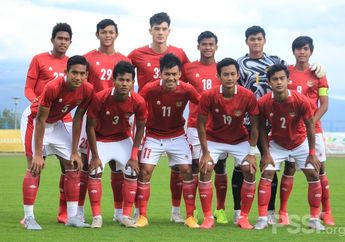 Foto Bareng Beckham Putra dan Nova Arianto, Inikah Pemain Timnas U-19 Indonesia Rekrutan Anyar Persib?