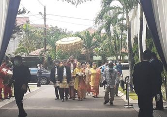 Iring-iringan Akad Nikah Nikita Willy dan Indra Priawan Mengusung Adat Padang 