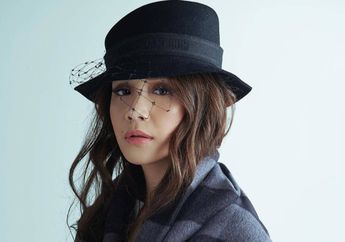 Tak Kalah Cantik dengan Pemandangan di Belakangnya, Nagita Slavina Justru Bikin Jiwa Netizen Bergetar setelah Tahu Harga Case Ponselnya Rp 18 Juta: HP Gue Bisa Dapet 5 Juga Ada Kembaliannya!