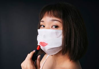 Tetap Pakai Lipstik Meski Terhalang Masker, Kenapa Tidak?
