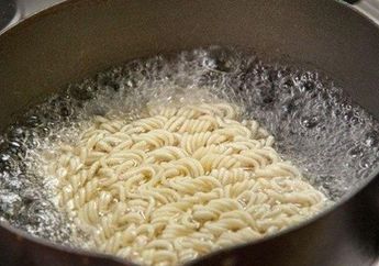 Waspada Bila Mengkonsumsi Makanan! 9 Anggota Keluarga Ini Meregang Nyawa Setelah Makan Mie yang Disimpan di Freezer