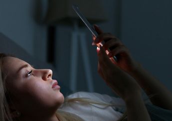 Sering Dilakukan Banyak Orang, Faktanya Ada 4 Bahaya Bermain HP saat Lampu Mati di Malam Hari, Termasuk Kebutaan