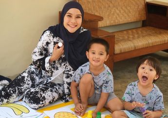 Rekam Dua Putranya yang Sibuk Bertengkar di Ember, Zaskia Adya Mecca Malah Bikin Netizen Geger Meihat Penampakan Isi Rumah: Aku Salfok Sama Ondel-ondelnya, Kasian..