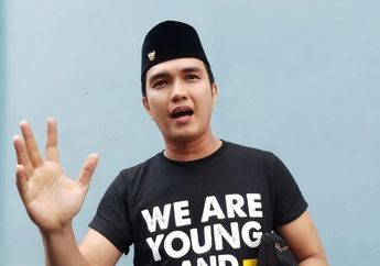 Bagikan Video saat Salat Sambil Baca Al-quran, Aldi Taher Kena Nyinyir Netizen: Makin Hari Makin Aneh Aja Tingkahnya