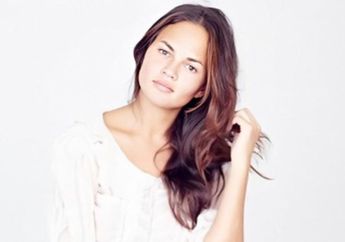 Sambut Halloween, Chrissy Teigen Minta Perawatnya Pakai Kostum ala Dokter Wabah Abad Pertengahan