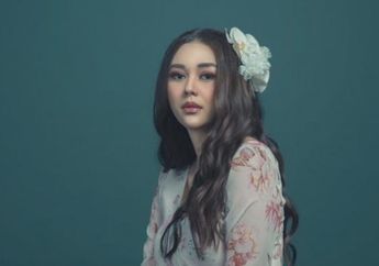 Pamer Pose Angkat Cangkul di Ladang Hanya Pakai Tanktop Hitam, Aura Kasih Banjir Pujian Netizen : Otot Kencang, Produktif, dan Go Green!