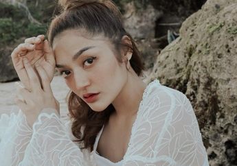 Pakai Seragam Putih Abu-abu Bak Gadis SMA, Penampilan Seksi Siti Badriah Saat Bagian Dadanya Terekspos Disebut Mirip dengan Sosok Ini oleh Netizen