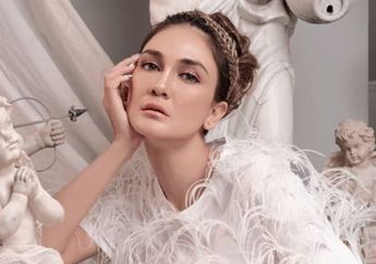 Eksplore Pulau Sumba Pakai Bikini Seharga 2 Juta, Luna Maya Saat Duduk di Kursi Kayu Sambil Pamer Kaki Mulus Berhasil Curi Perhatian Netizen: Super Kece Banget Kak!