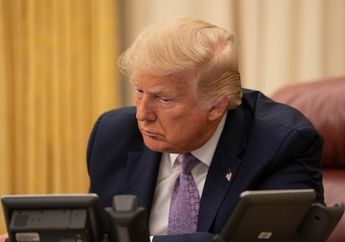 Pilih Main Golf Saat Dinyatakan Kalah dari Joe Biden, Donald Trump Tampak Tertunduk Lesu Saat Masuki Gedung Putih 