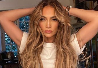 Penampilannya Bikin Iri Meskipun Sudah Berusia 52 Tahun, Intip Rahasia Kulit Sehat Jennifer Lopez yang Ternyata Hanya Menggunakan 4 Produk Skincare Saja!