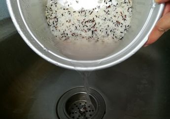 Stop Buang Air Bekas Cucian Beras Mulai Sekarang! Ternyata Bisa Bikin Rambut Berkilau Bak Iklan Sampo Loh