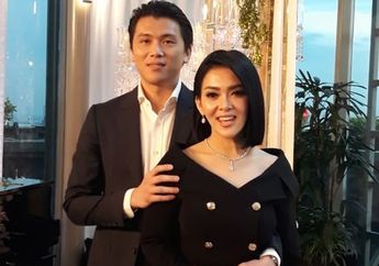 Bergelimang Harta dengan Bayaran Sekali Manggung Diganjar Honor Rp 200 Juta, Syahrini Terlihat Cuek Gelendotan Manja di Bahu Reino Barack hingga Pakai Dress Denim Seharga Motor Sport!