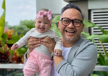 Makan Siang Sembari Gendong Baby Numa, Intip Ekspresi Kocak Wajah Indra Brasco, Suami Mona Ratuliu: Ya Beginilah Nasib