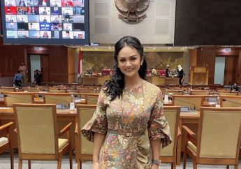Raup Gaji Rp 66 Juta Usai Jadi Anggota DPR RI, Krisdayanti Pamerkan Kecantikannya Saat Kenakan Kebaya Mewah Bertabur Payet hingga Kepergok Tulis Keterangan Foto yang Menggelitik: Stay Humble