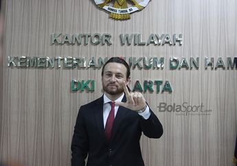 Dua Bulan Jadi WNI, Gelandang Persija Marc Klok Kini Pamer Paspor Indonesia