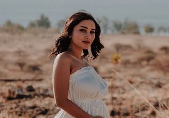 Pakai Gaun Serba Hitam dengan Pasang Wajah Sendu, Mutia Ayu Tetiba Tulis Pesan Tentang Masa Lalu: Jangan Kau Buang dan Kau Lemparkan