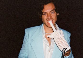 Tampil Nyentrik dengan Gaun Abu, Harry Styles Jadi Artis Solo Pria Pertama yang Hiasi Sampul Majalah Vogue