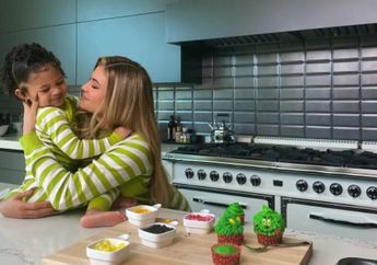 Putri Kecil Kylie Jenner Curi Perhatian Pemirsa Saat Memanggang Cupcakes Bersama Sang Mama