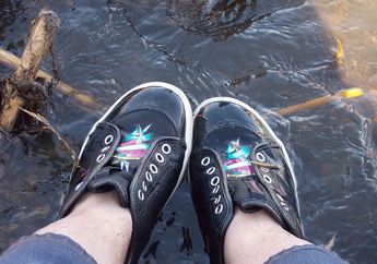 Lelah Cuci Sepatu Karena Selalu Kehujanan? Ini Tips Merawat Sepatu saat Musim Hujan