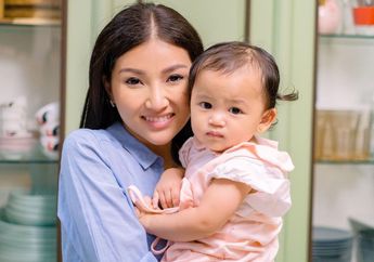 Lihat Anak Bontotnya Bergaya Nyeleneh Saat Selfie, Sarwendah Tetiba Tirukan Tingkah Gemas Baby Thania hingga Jadi Sorotan Warganet: Kok Gitu Mulutnya?