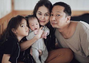 Ringgo Agus Rahman Curhat Soal Anak dan Istri, Kaos Kedodoran Sang Aktor Bikin Netizen Salah Fokus dan Mengundang Komentar Nyeleneh: Baba Kok Gak Pake Celana