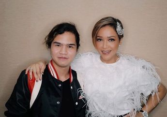 Biasa Tegar Hadapi Masalah Terpahit di Hidupnya, Maia Estianty Mendadak Mewek Usai Dapat Kejutan Ini Saat Isolasi Mandiri di Hari Ibu: Aku Sedih&hellip;