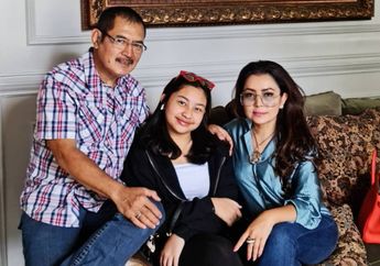 Segala Jenis Perhiasan Menempel Rapi di Tubuhnya, Penampilan Cetar Mayangsari saat Makan Bareng Putri Semata Wayangnya di Restoran Ini Disorot Gegara bak Toko Emas Berjalan