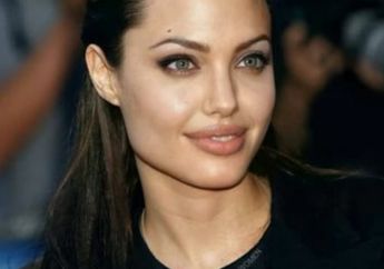 Biasa Tertutup Soal Kehidupan Pribadi Bersama Putra-putri Angkatnya, Angelina Jolie Pamerkan Foto Langka Saat Nonton Debat Calon Presiden Bareng Anak-anak