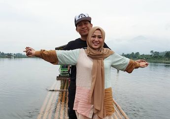 Suaminya Biasa Tampil Cuek dan Slengean Sebagai Komedian, Shanty Widihastuti Tersipu Malu saat Denny Cagur Kirimkan Pesan Romantis untuknya: Love You More!