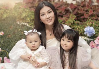 Pasang Wajah Polos Sambil Pegang Sapu Lidi, Anak Bontot Ruben Onsu Sukses Bikin Netizen Gemas: Penerus Bunda Nih Kayaknya