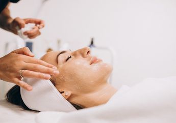 Perawatan Aneh Para Selebriti Hollywood, Pakai Darah Sampai Disengat Lebah