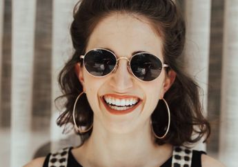 Yuk, Simak Tips Rambut Keriting Anti Kusut dari Hairstylist Mandy Moore dan Anne Hathaway!