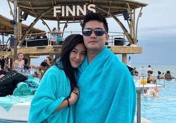 Harus Tunda Pernikahan karena Covid-19, Boy William Kini Pamer Foto dengan Calon Istri Sedang Menghias Pohon Natal 2020, Segera Menikah?