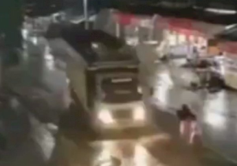 Diduga Kepergok Selingkuh, Pria Ini Panik dan Langsung Kabur, Namun Anaknya yang Berusaha Menghentikannya malah Tewas Terlindas Roda Truk