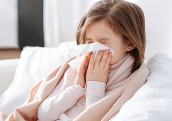 Jaga Daya Tahan Tubuh Anak Selama Musim Hujan, Salah Satunya Pakai Minyak Telon Aromatik