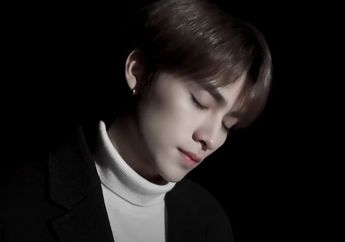 Xiaojun WayV Bocorkan Isi Tas, Ada Sarung Batik Hingga Kue Cubit