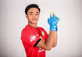 Aji Santoso Pasang Badan soal Kiper 19 Tahun Persebaya yang Dibantai Borneo FC