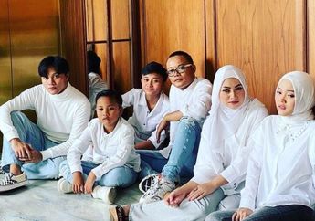 Kematian Lina Jubaedah Setahun Lalu Sempat Hancurkan Hatinya, Sule Kini Ajak Istri Barunya Nyekar di Malam Hari ke Kuburan Ibu dari Anak-anaknya
