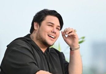 Padahal Sudah Bergelimang Harta hingga Menjelma Jadi Desainer Kondang Tanah Air, Ivan Gunawan Kini Jualan Peyek Seharga Rp 95 Ribu Demi Raup Pundi-pundi Rupiah, Tengok Potretnya !