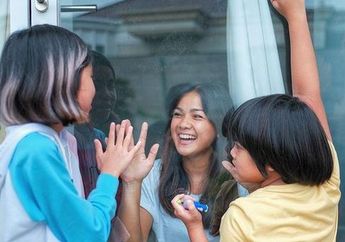 Patah Hati Lantaran Masih Dinyatakan Terinfeksi Covid-19, Nirina Zubir Curhat Pilu: Dinding Pertahanan Roboh Pas Anak Laki Nangis karena Belum Bisa Peluk..