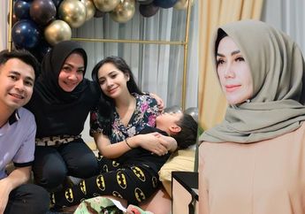 Pernah Telan Gosip Tak Akur dengan Besannya Sendiri, Rieta Amilia Pamer Gelendotan Manja dengan Amy Qanita Berlatar Gedung Pencakar Langit, Netizen Auto Kaget hingga Kegirangan : Besan Rasa Sister, Ini Nenek-nenek Modis